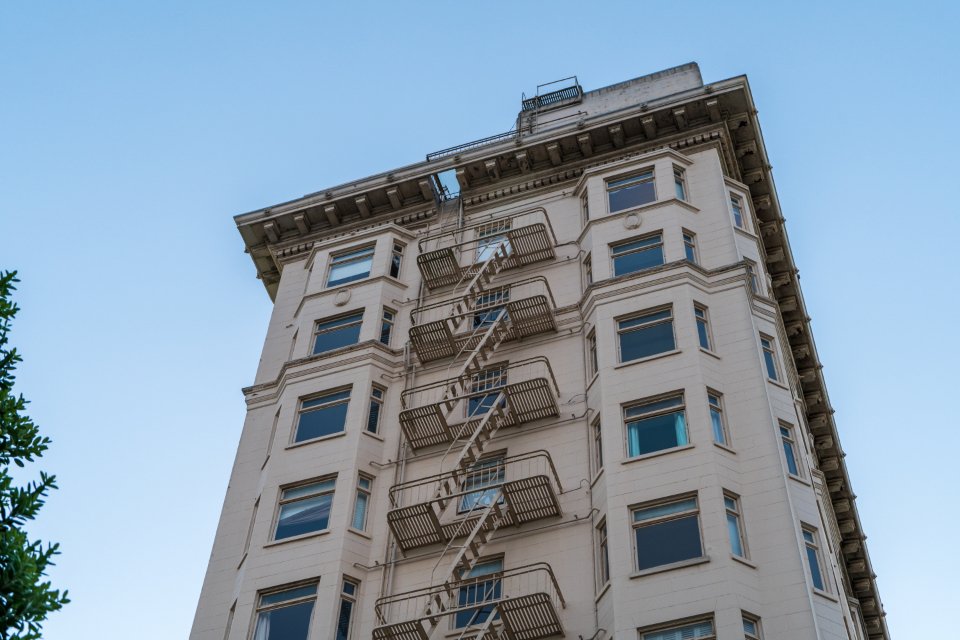 Fachada de um prédio de apartamentos