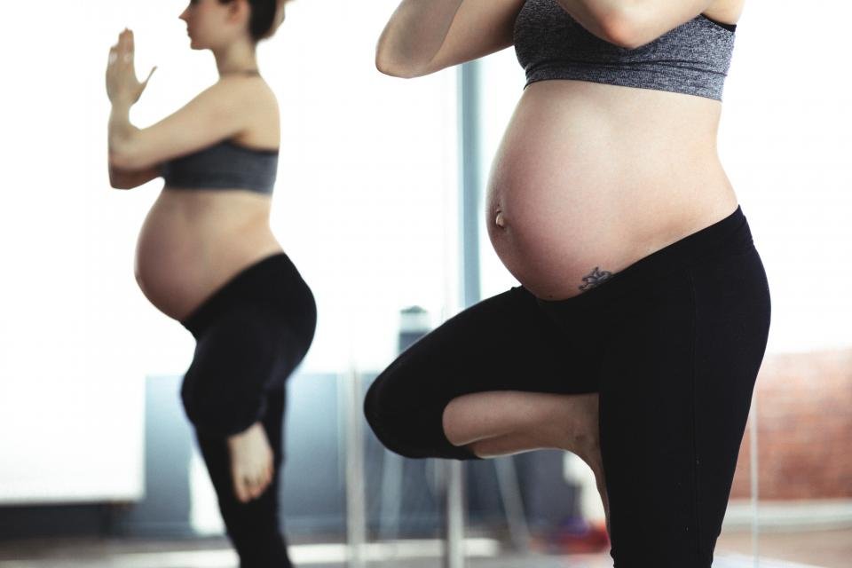 Gestante com as mãos sobre a barriga
