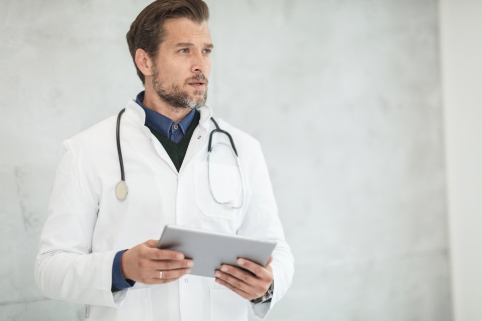 Planos de saúde: médico segurando uma prancheta